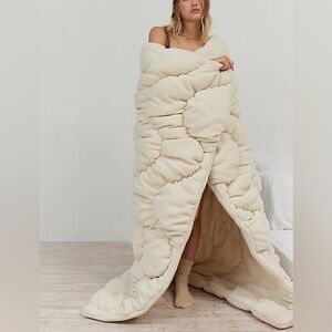Urban Outfitters Gwendolyn Fleece Puffy Throw Blanket
